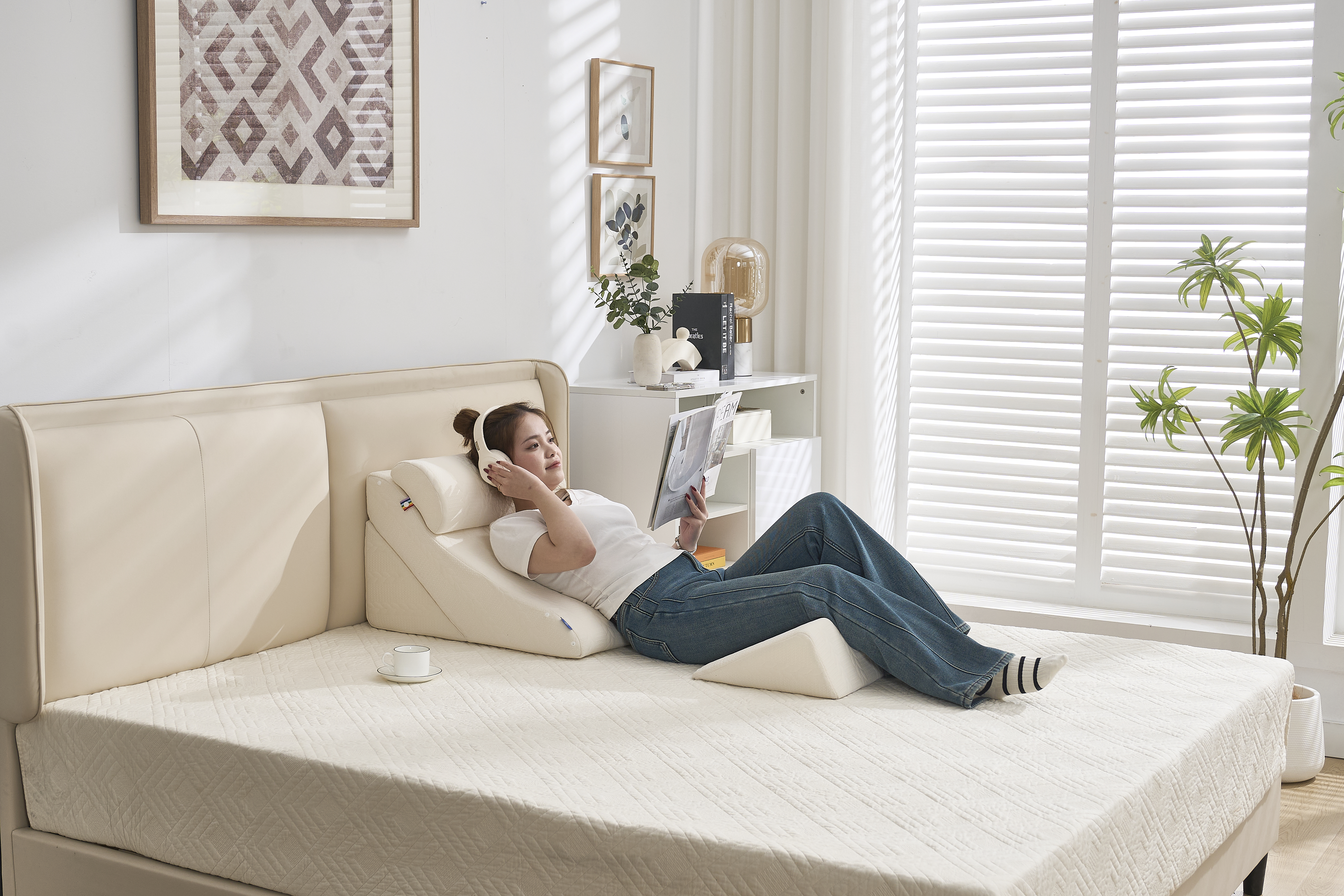 Modular adjustable bed wedge pillow set in cream color, 2-piece combination on bed Modular adjustable bed wedge pillow set in cream color, 2-piece combination on bed